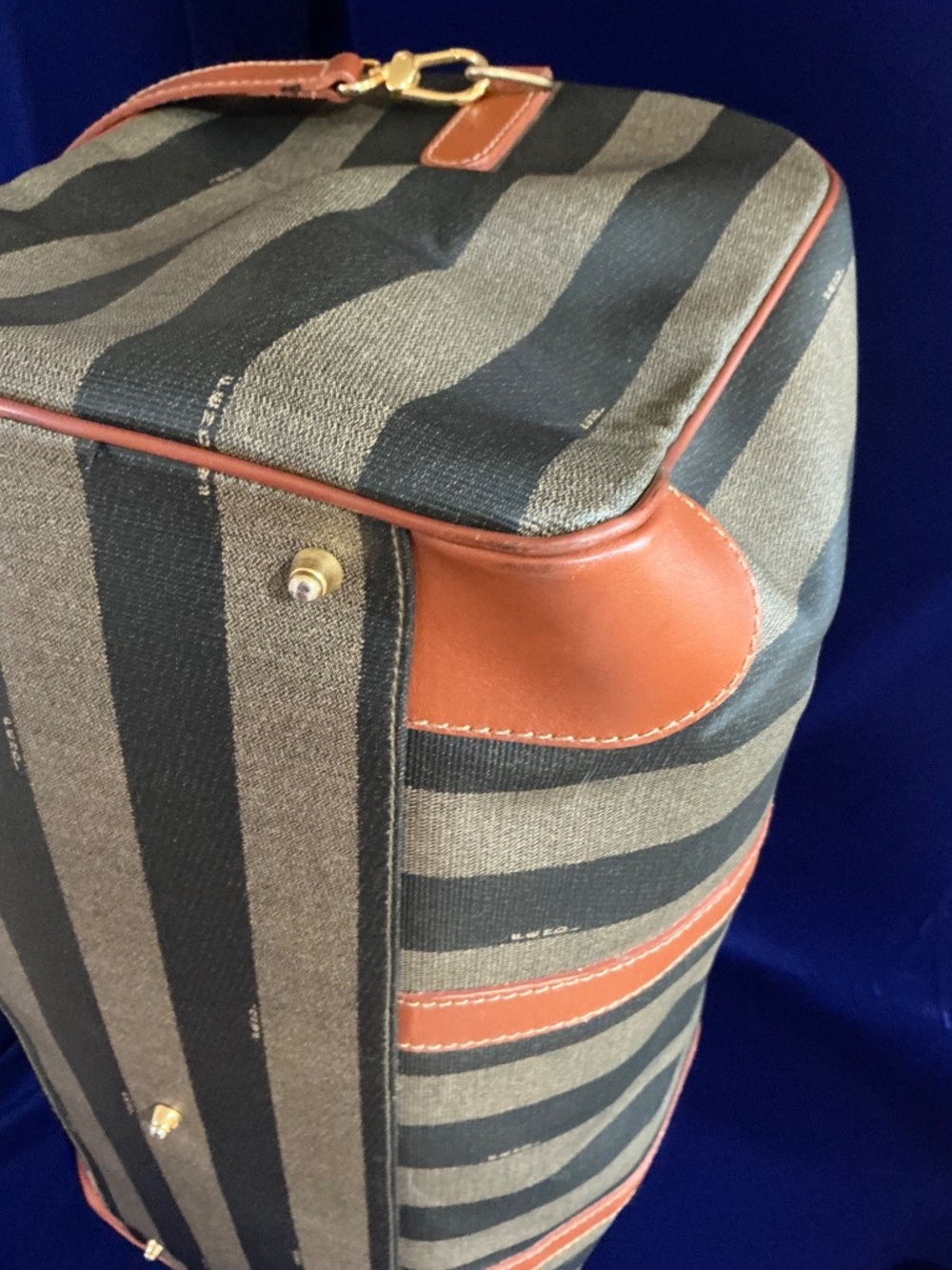 Vintage Authentic Fendi Pequin dufflel bag with shoulder strap - Picture 8 of 16